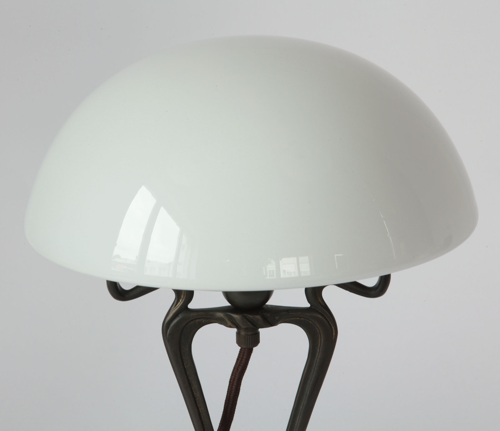 Art Nouveau "Mushroom" Table Lamp with Ornamented Brass Frame: Hier dunkelbraun handpatiniert (brüniert), Glashaube weiß glänzend