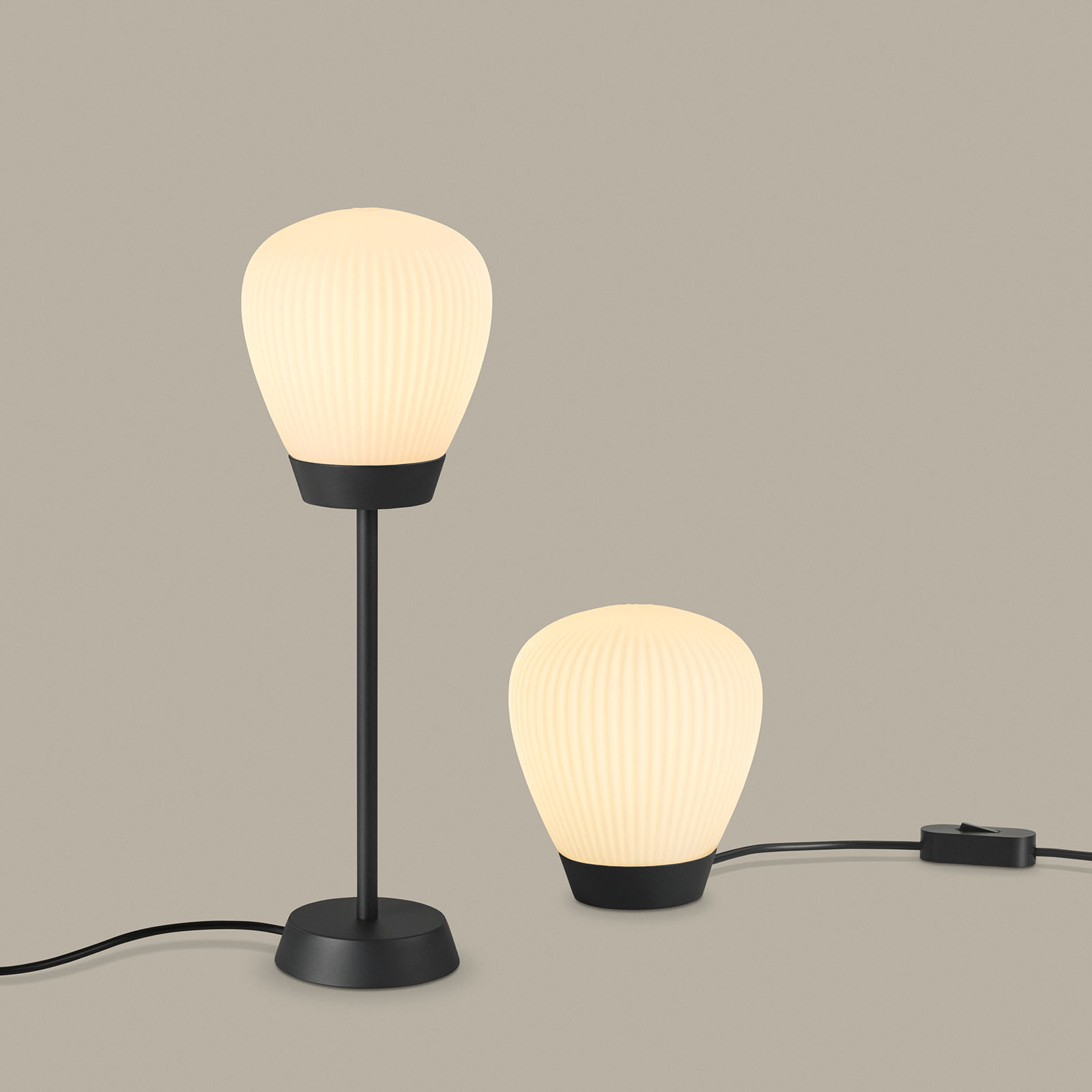 Small table lamp with frosted glass shade PLISSEE T2: Auch erhältlich als Version mit Standbein