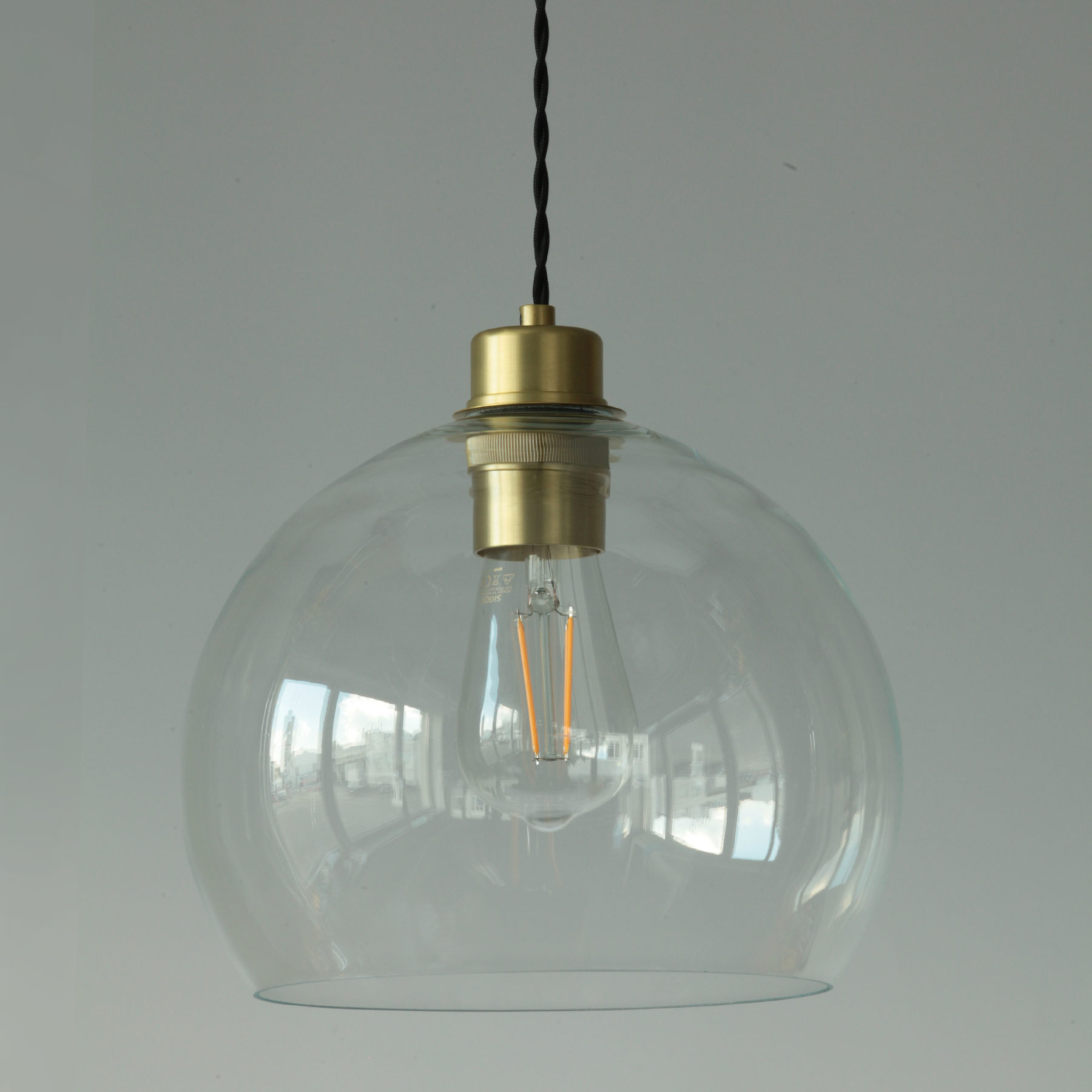 Timeless Globe Pendant Lamp with Open Bowl Glass Shade, Ø 25/35 cm: Glas-Hängeleuchte, hier das kleine 25 cm-Modell, Fassung in Messing satiniert, mit „Edison“-LED-Leuchtmittel