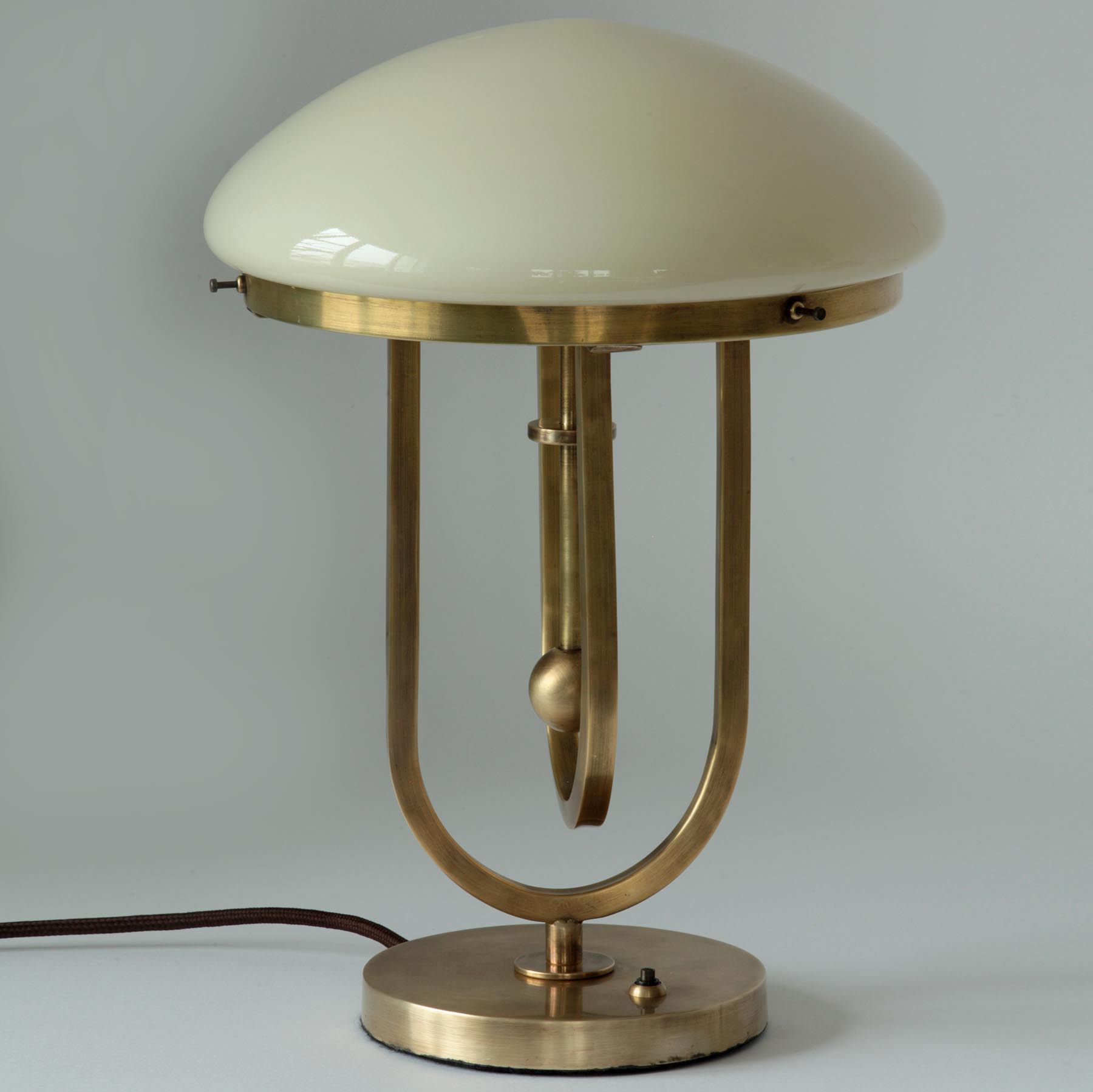 Fascinating Art Deco Brass Table Lamp With Opal Glass Bonnet: Antik handpatiniert mit crèmefarbenem Glasschirm