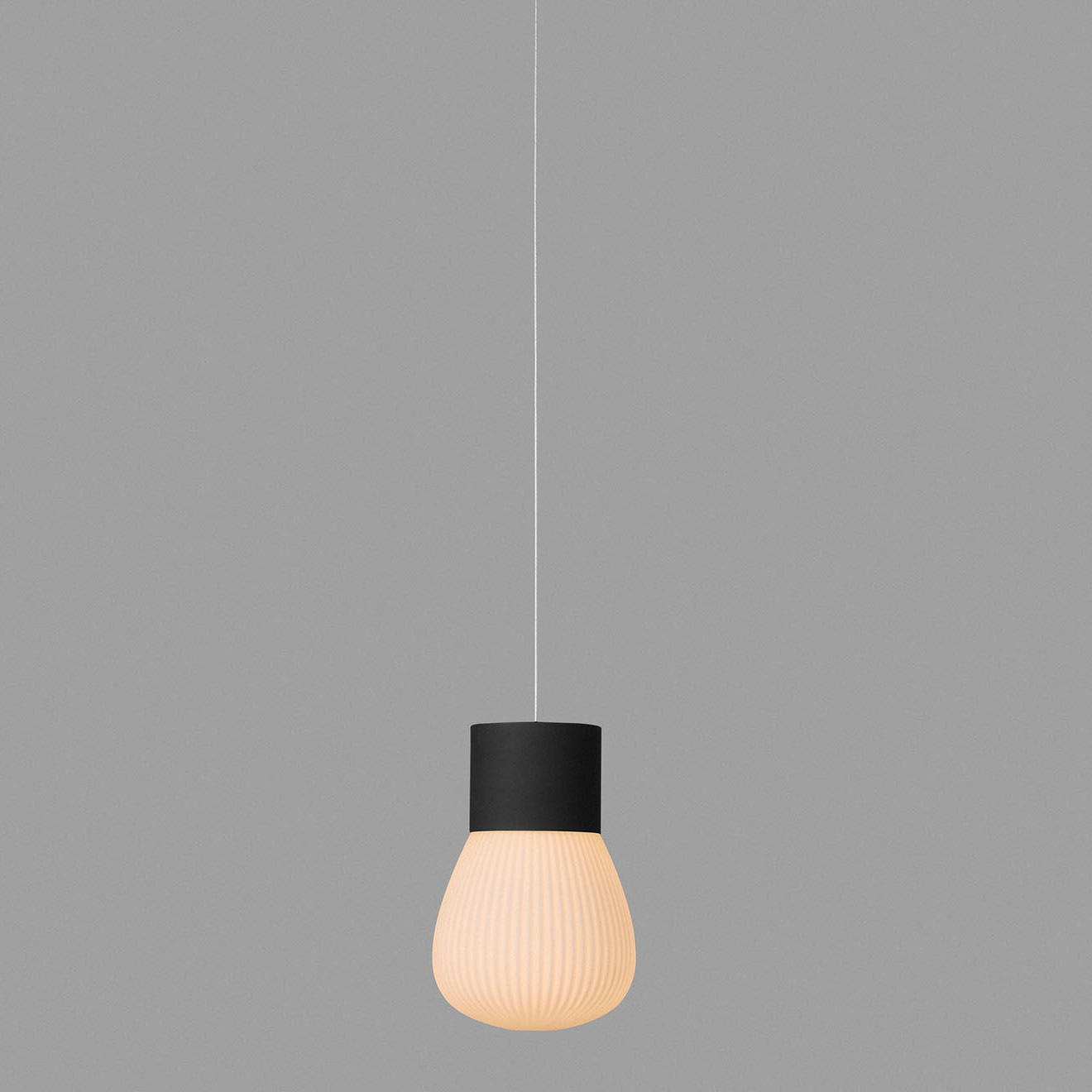 2-/3-lamp LED pendant luminaire AURA with glass shades, adjustable: Eingeschaltet: plissiertes Opalglas, matt