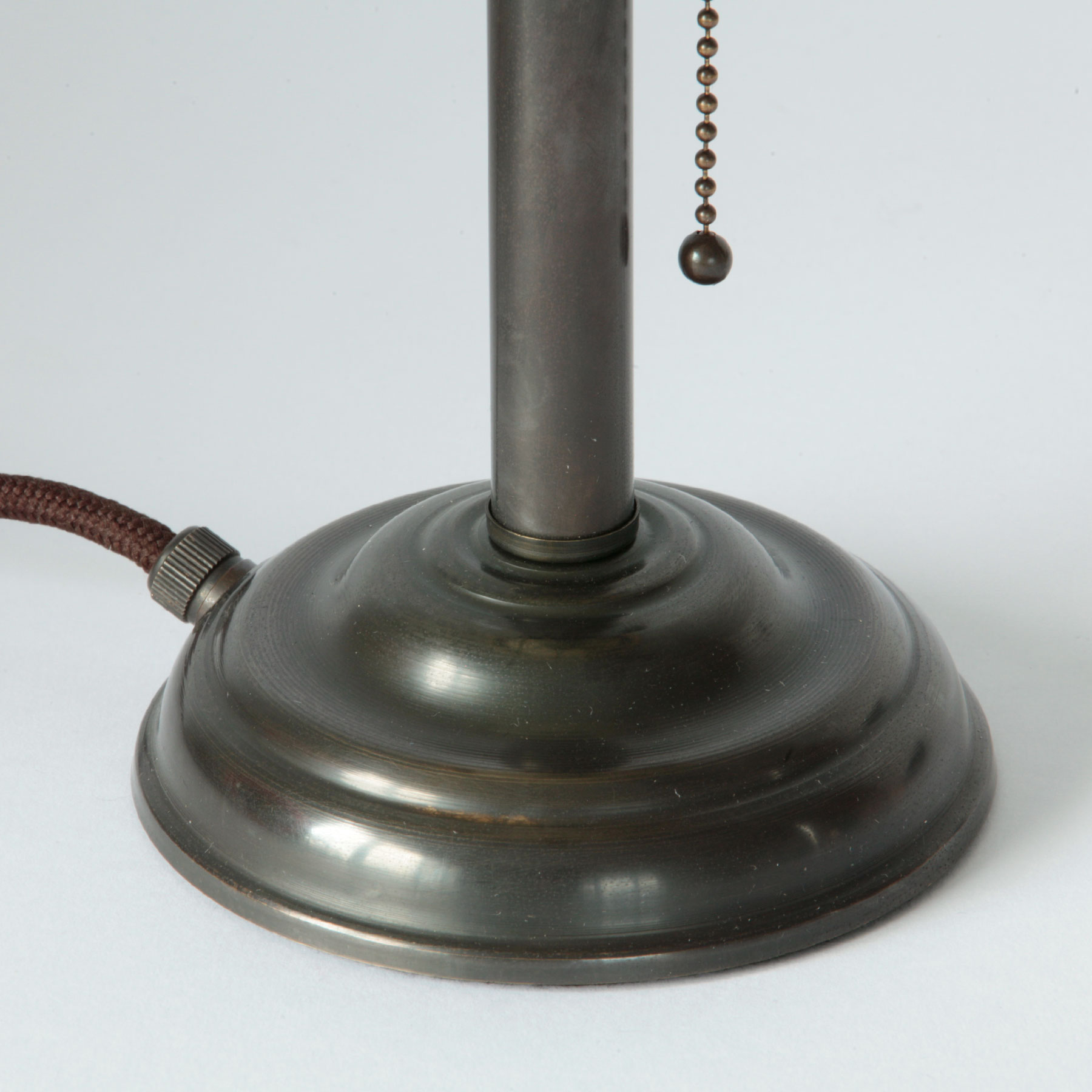 Kleine „Pilz“-Tischleuchte mit Opalglas-Haube (Ø 20 cm): Dunkelbraun brüniertes Gestell