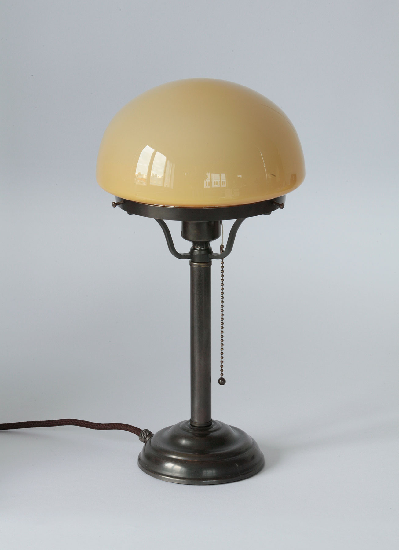 Kleine „Pilz“-Tischleuchte mit Opalglas-Haube (Ø 20 cm): Die kleine Tischleuchte, hier mit Cognac-farbenem Glas und dunkelbraun brüniertem Gestell