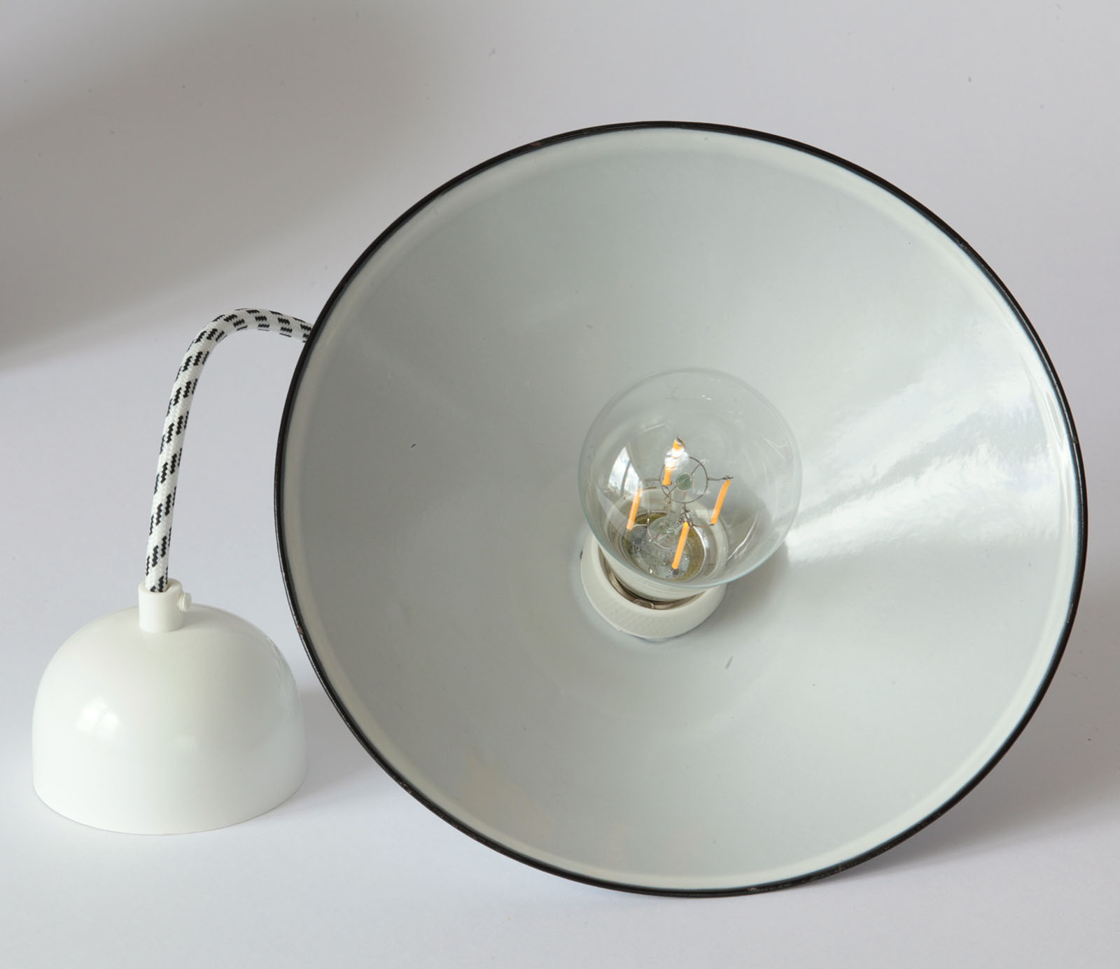 Pendants with Antique Enamel Shades: Pendant Lamp Borken 240 mm: Die emaillierten Schirme sind Einzelstücke mit Gebrauchs- und Lagerspuren, der Baldachin ist pulverbeschichtet