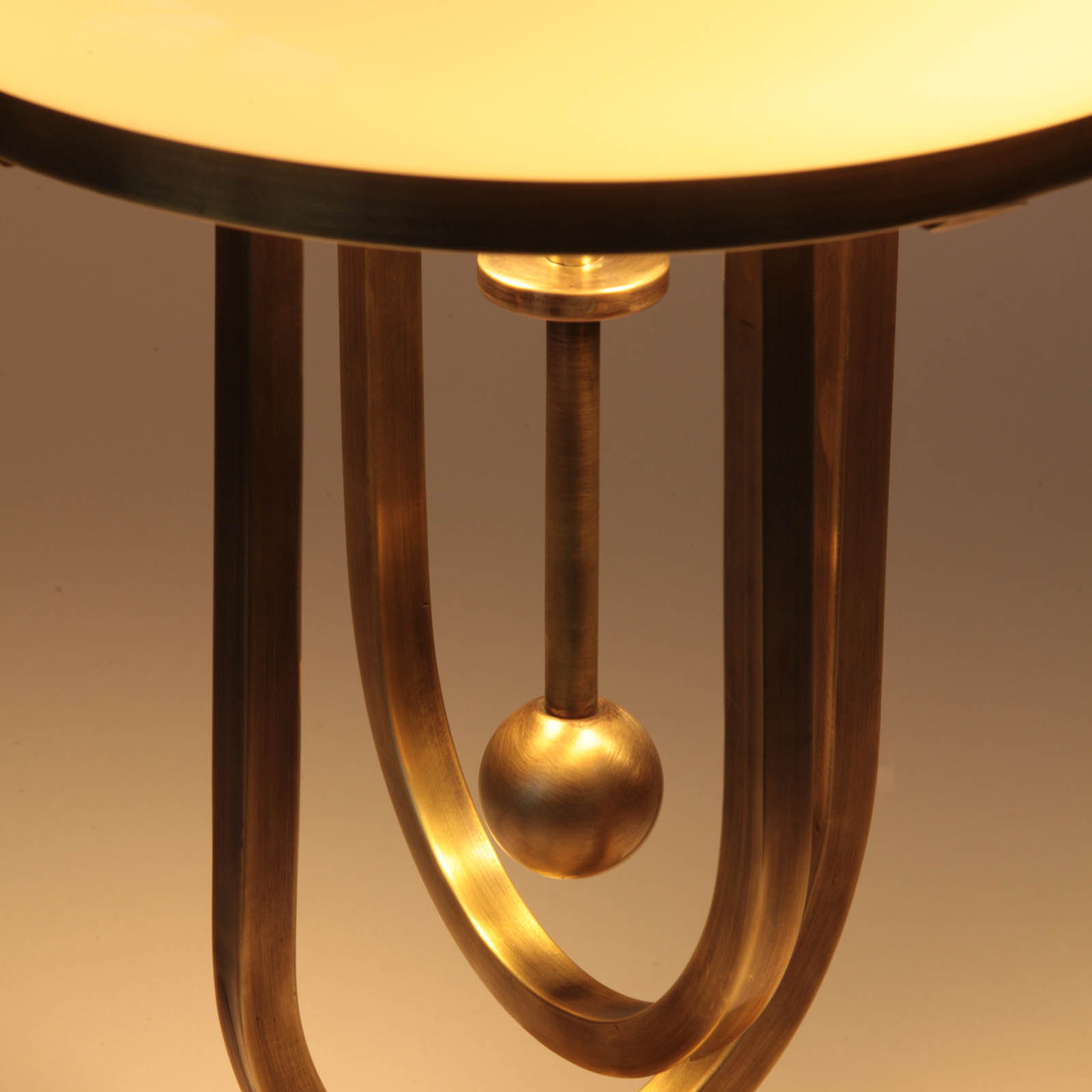 Fascinating Art Deco Brass Table Lamp With Opal Glass Bonnet: Antik handpatiniert mit crèmefarbenem Glasschirm