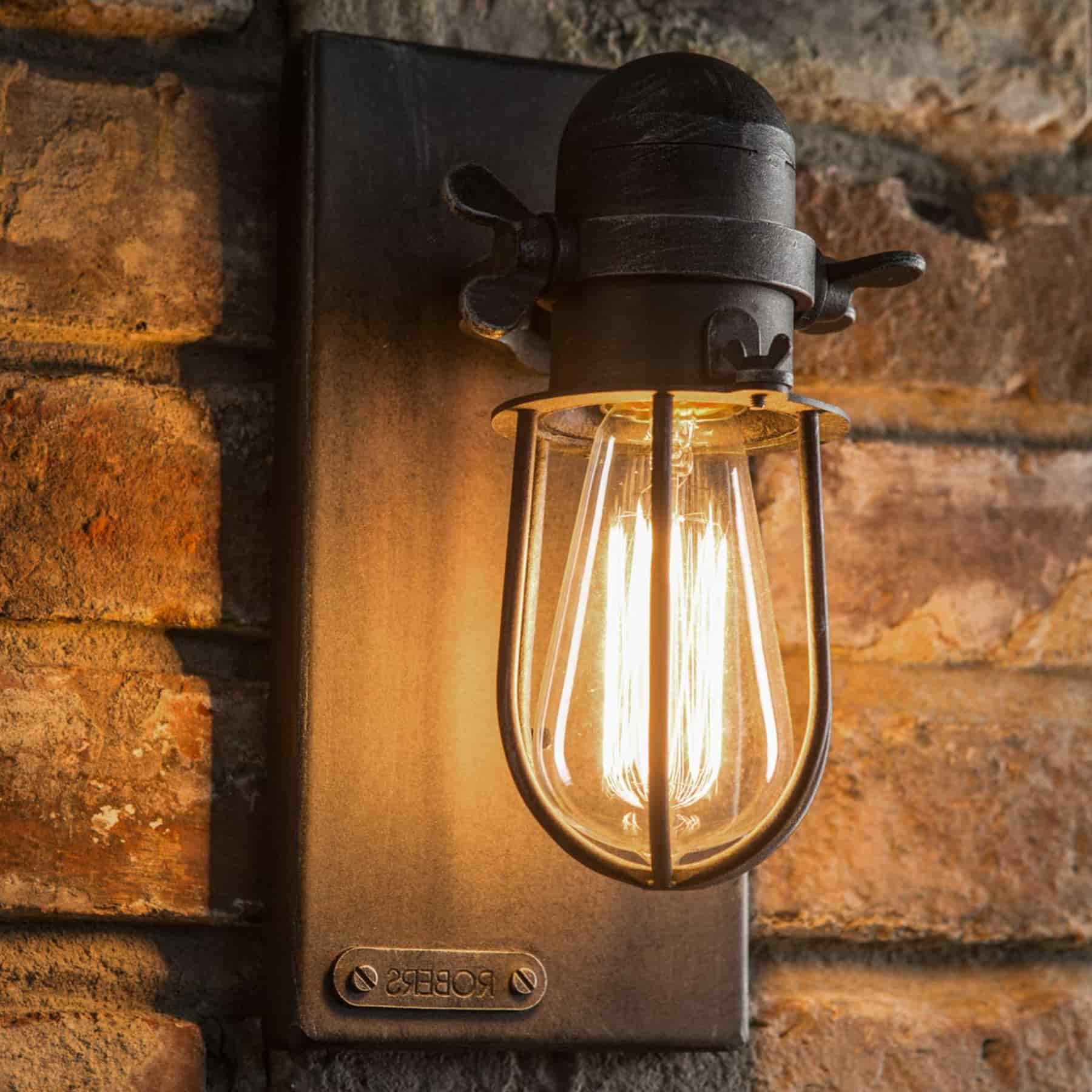 Nautische Wandlampe aus Messing und – Schutzgitter, Rillen-Glaszylinder, Casa IP64 Lumi