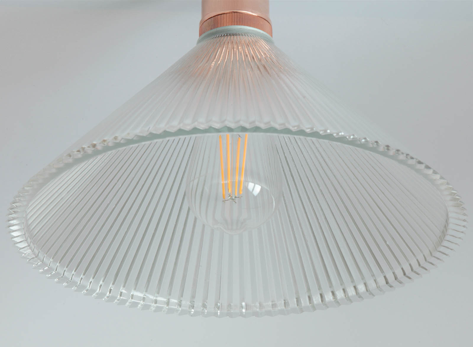 Deckenlampe mit prismatischem Kegel-Glasschirm Ø 30 cm: Kupfer poliert