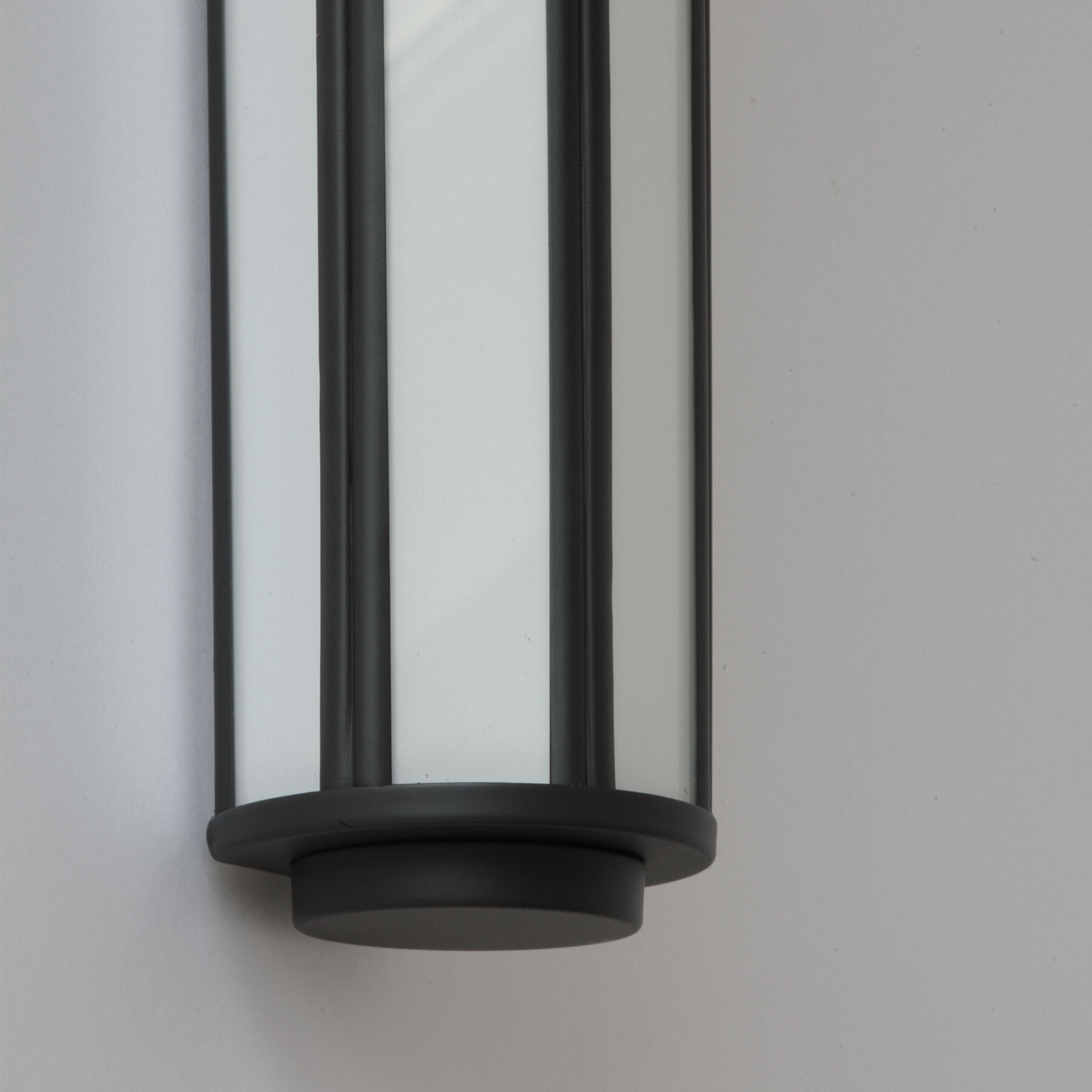 Tall and Slim Pillar Wall Light for Bathrooms, Black, up to 90 cm: Handgefertigt aus schwarz pulverlackiertem Messing