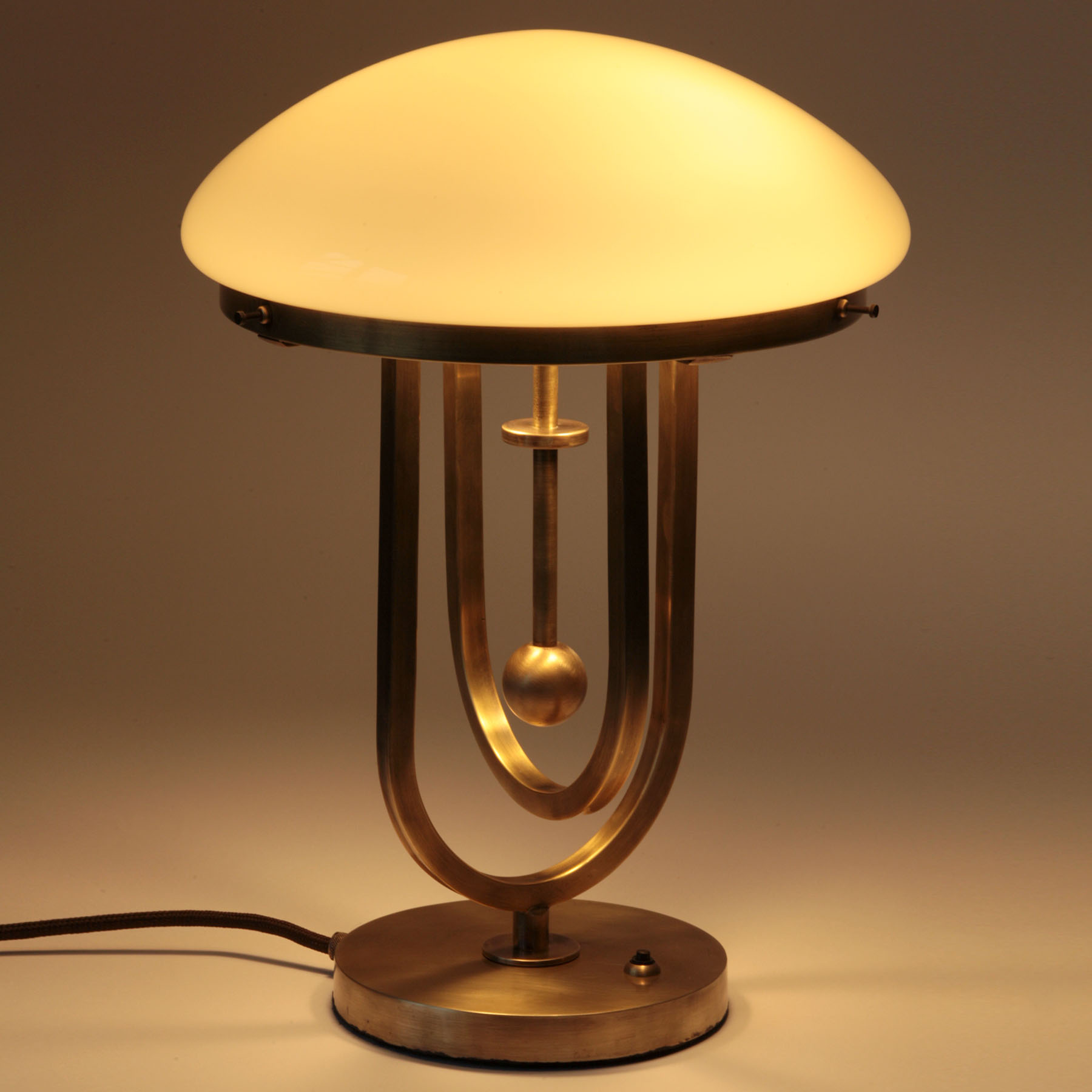 Fascinating Art Deco Brass Table Lamp With Opal Glass Bonnet: Antik handpatiniert mit crèmefarbenem Glasschirm