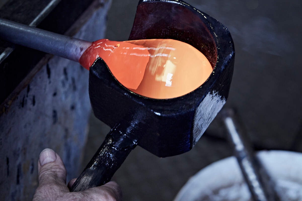 Glas-Schirm wird in einer Glashütte geblasen