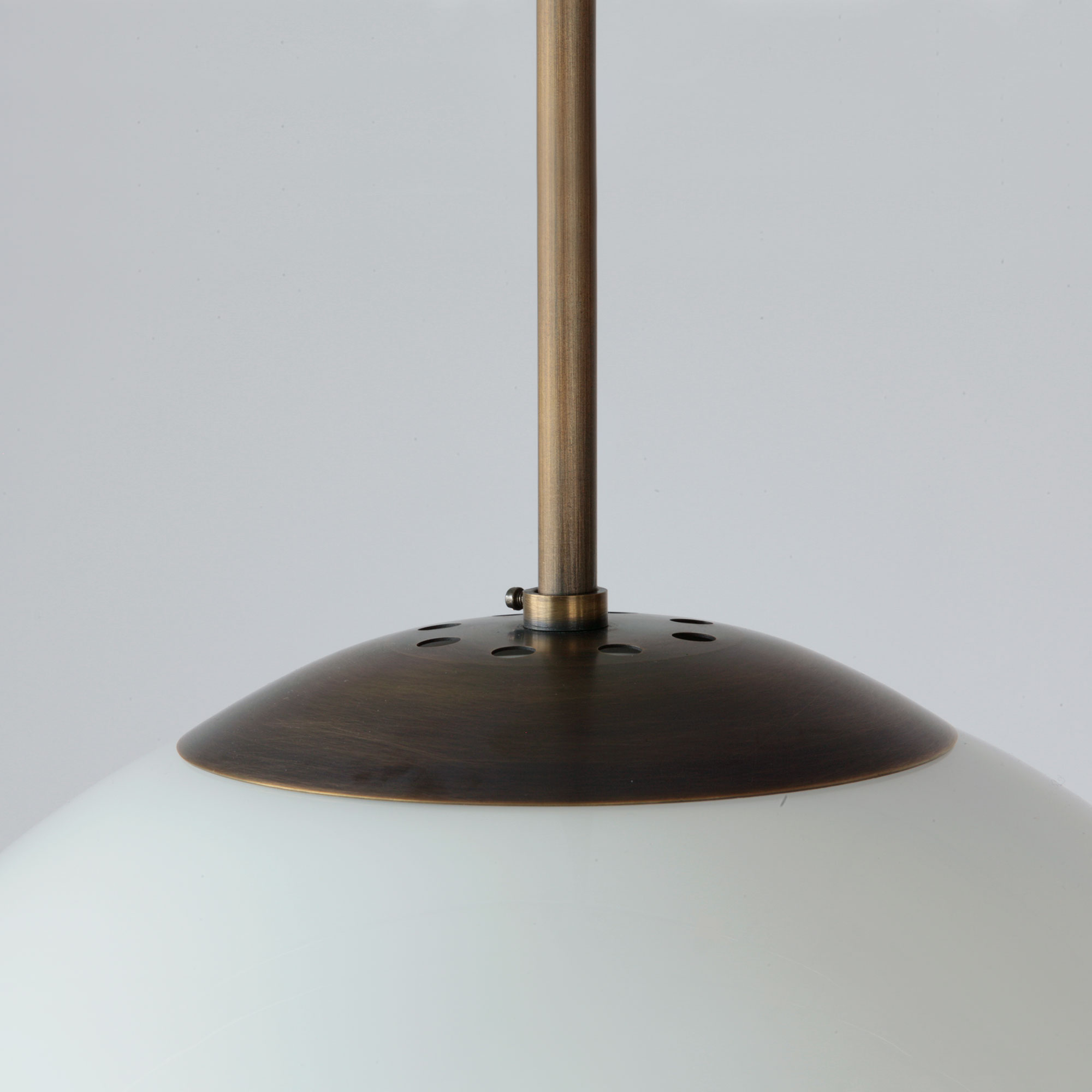 Kugelglas-Hängeleuchte an Pendelrohr: „Mönchskappe“, hier in Messing antik handpatiniert