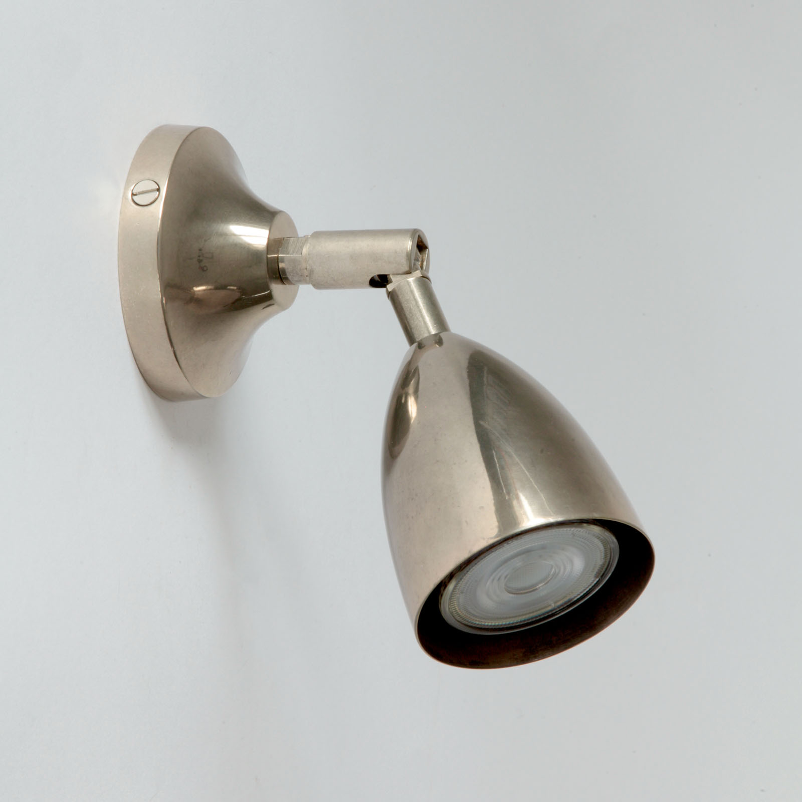 Kleine Strahler-Wandlampe aus Messing, z.B. am Bett: Alt-silbern patiniert 