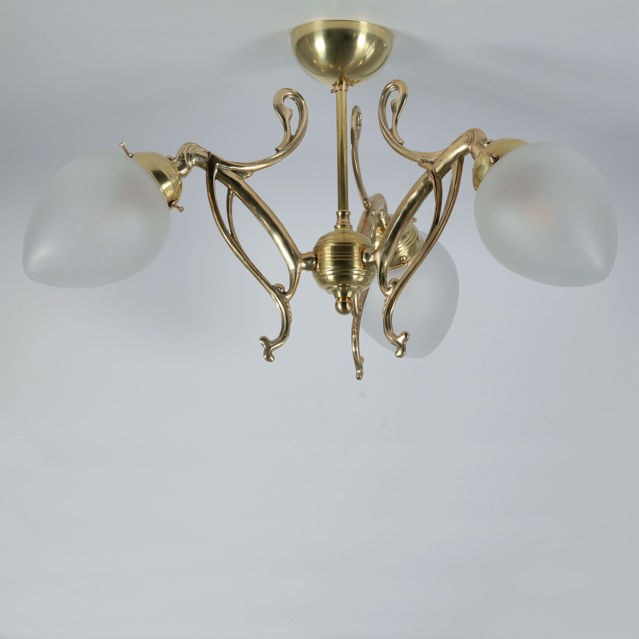 3-Flame Art Nouveau Chandelier: Messing poliert/unlackiert, mit satinierten Gläsern