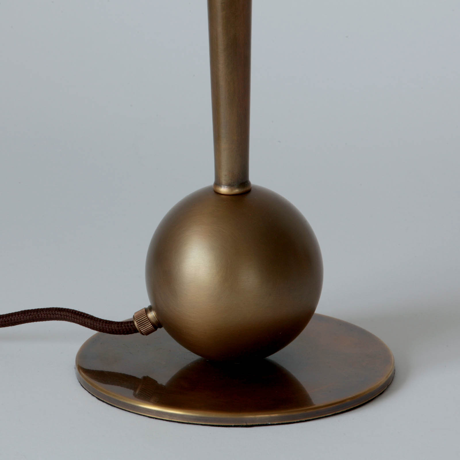 Art Déco-Tischleuchte aus Messing mit Kegel-Glasschirm: Oberfläche antik handpatiniert (Altmessing) 