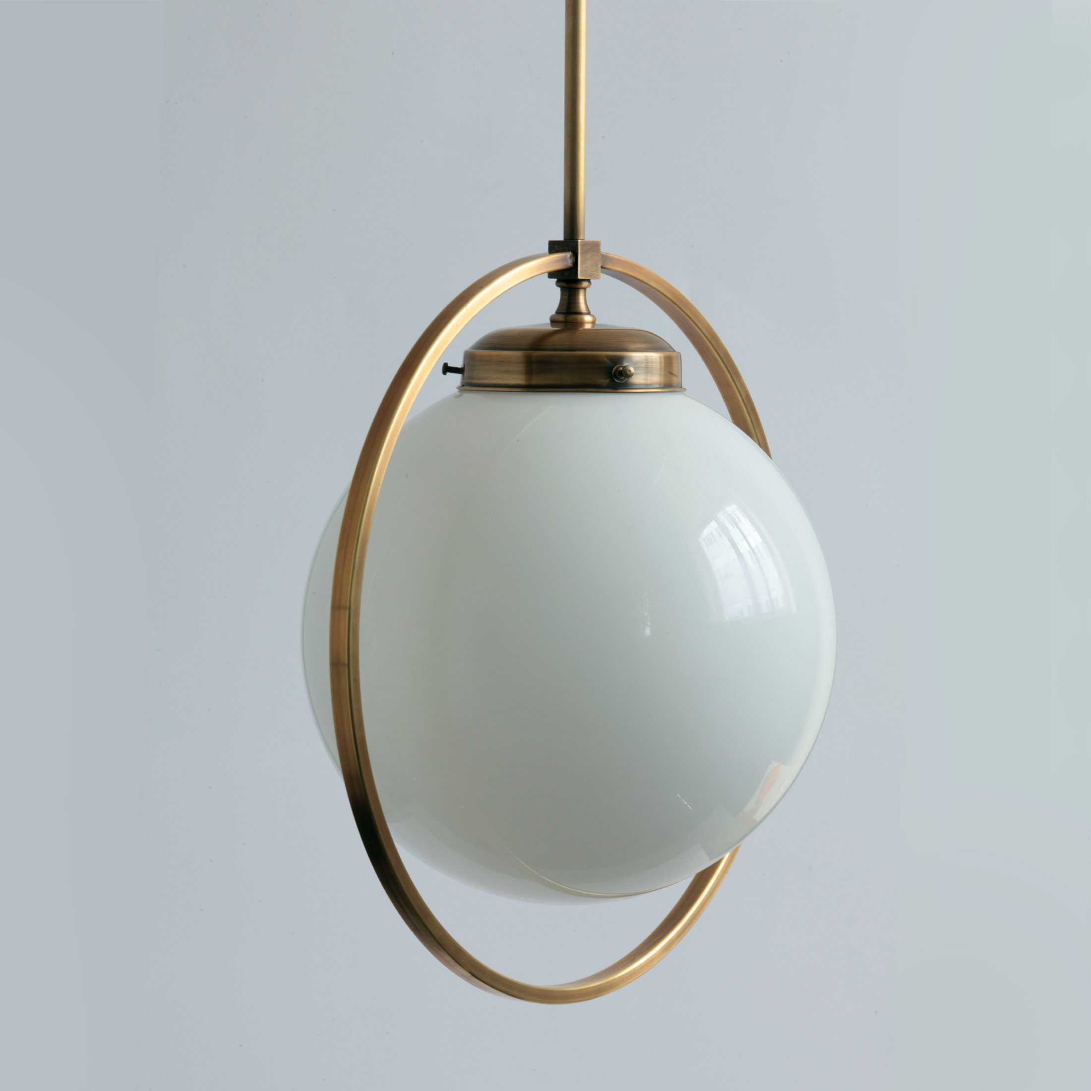 Elegant Ring Pendant Light With Opal Glass: (hier Alt-Messing patiniert)