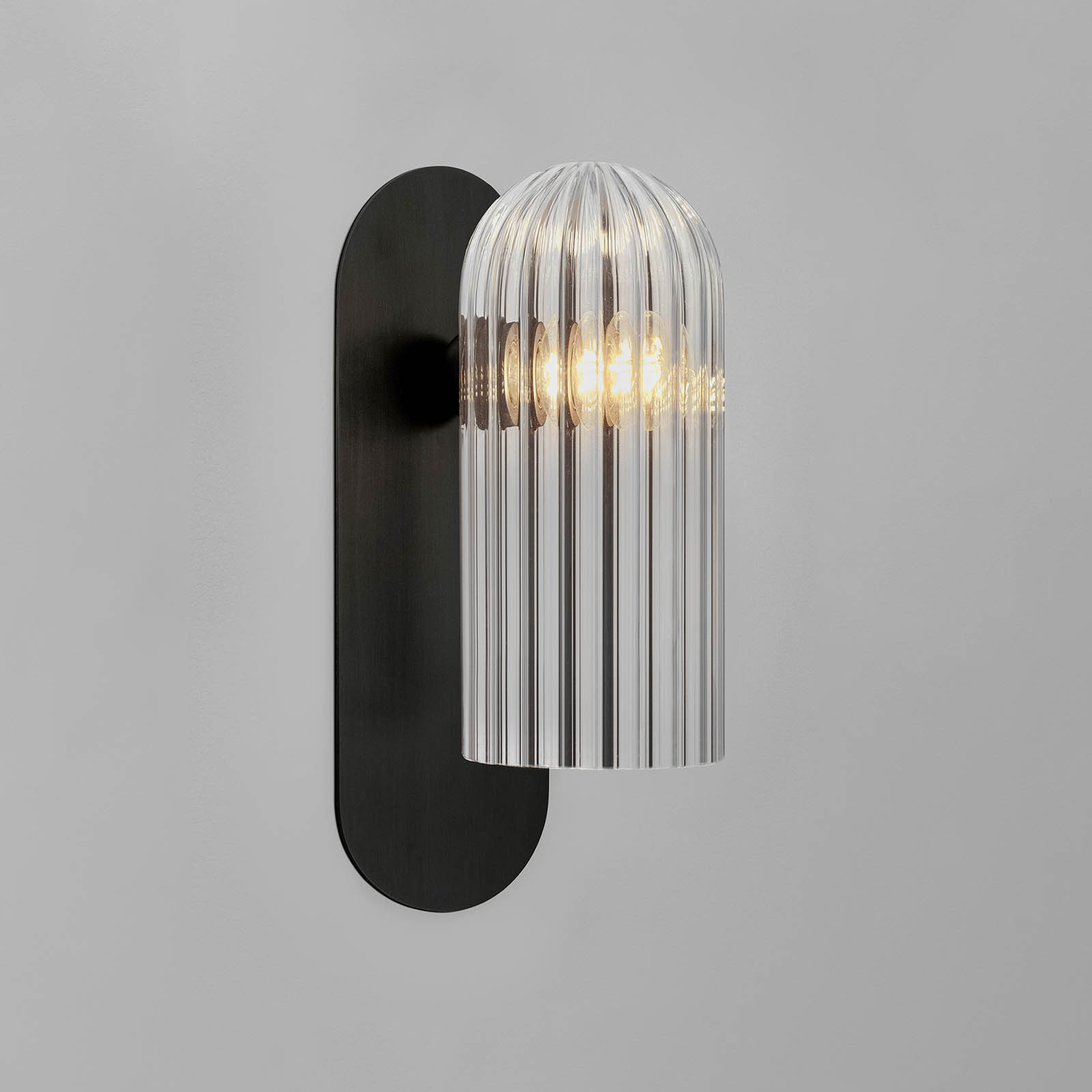 ODYSSEY PARIS - Designer Wall Light with Ribbed, Cylindrical Glass Shade: Messingoberfläche Kanoneneisen-Patina