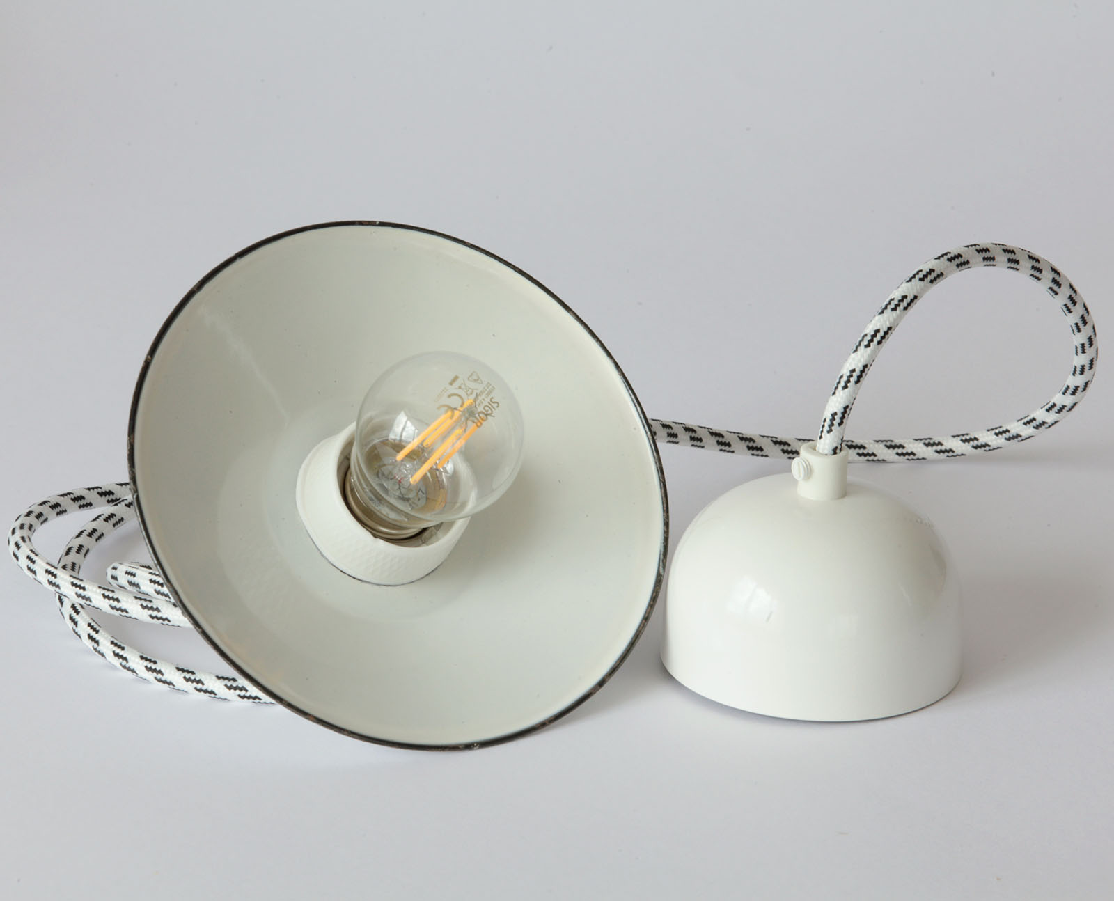 Pendants with Antique Enamel Shades: Pendant Lamp Bonn 150 mm: Der Baldachin ist pulverbeschichtet, die emaillierten Schirme sind Einzelstücke mit Gebrauchs- und Lagerspuren