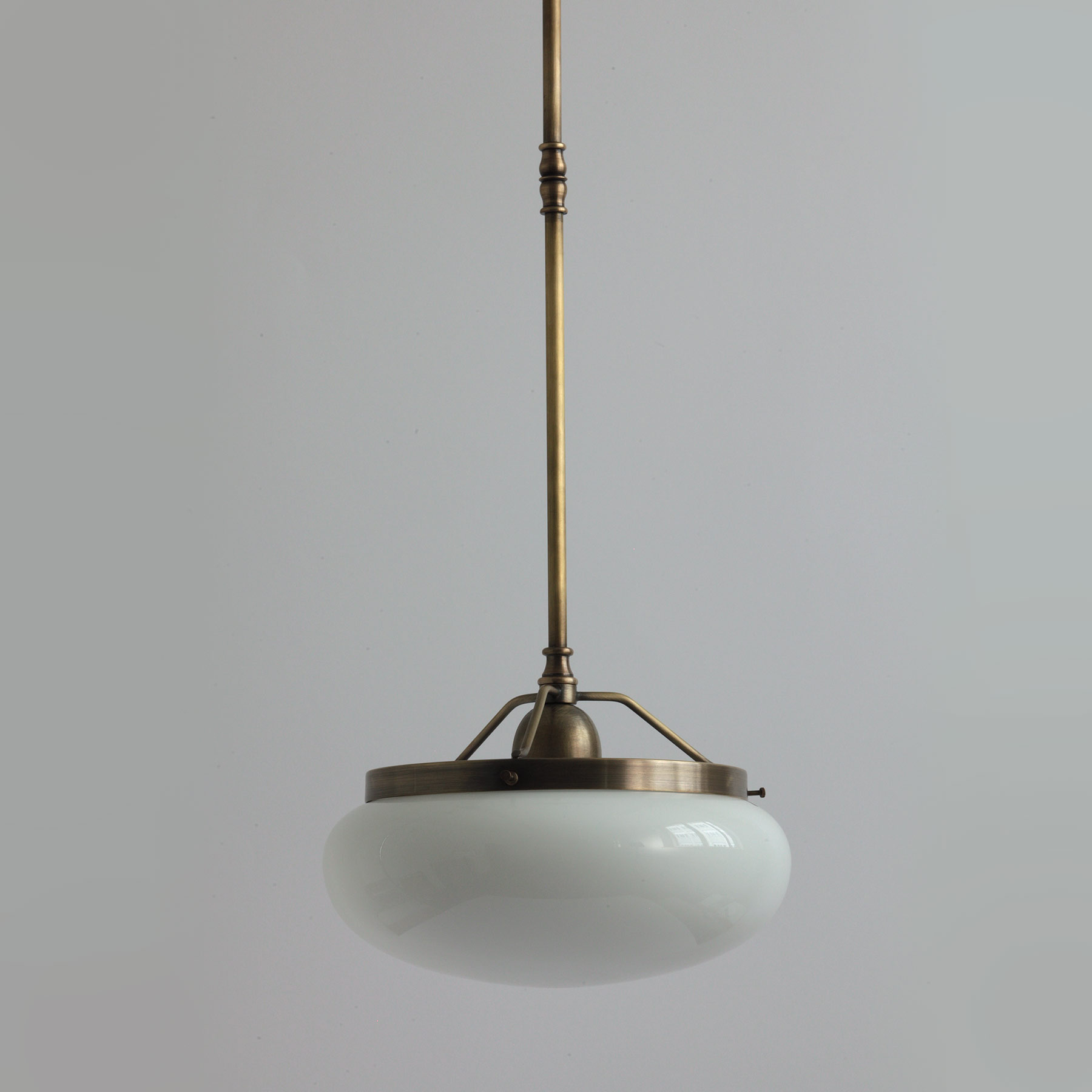 Elegant Pendant Light with Hemispheric Opal Glass Shade: Die Gesamtlänge kann nach Absprache angepasst werden. Abbildung hier Messingantik handpatiniert (Altmessing),